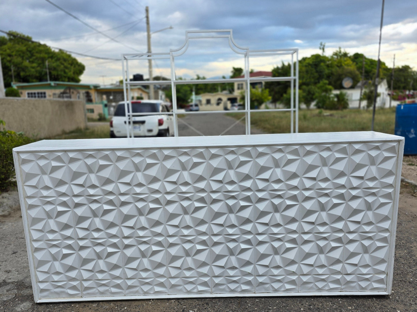 8ft White Diamond Cut Bar